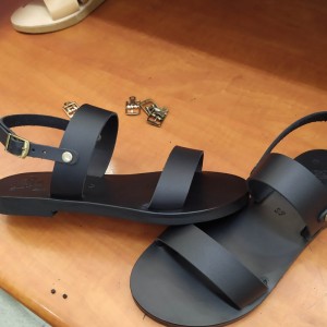 ΓΥΝΑΙΚΕΙΟ ΔΕΡΜΑΤΙΝΟ FLAT ΣΑΝΔΑΛΙ ΜΑΥΡΟ ΥΓΕΙΑ LUXURY